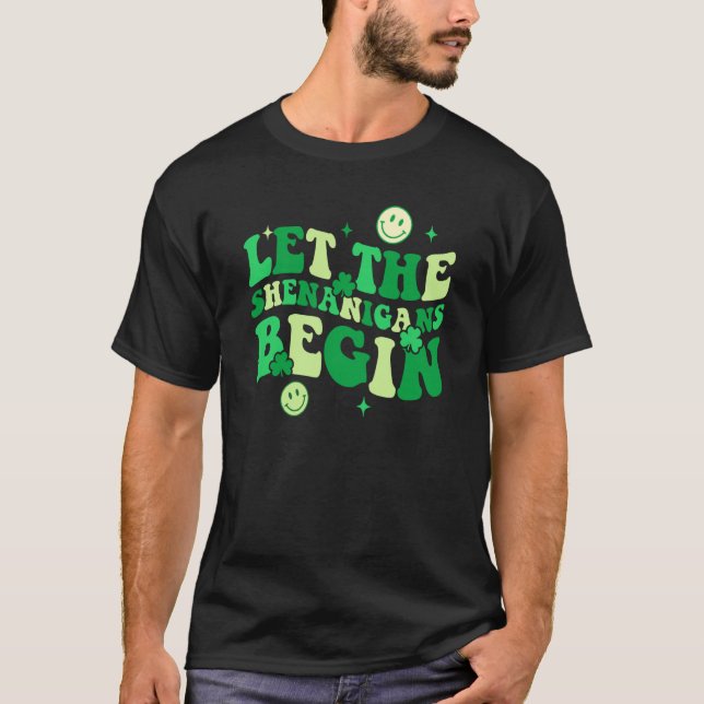 Let The Shenanigans Begin Shamrock St Patrick's Da T Shirt (Framsida)