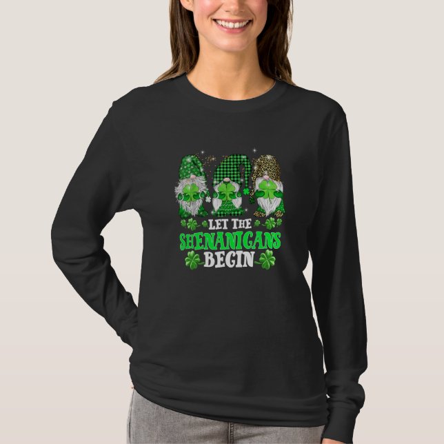 Let The Shenanigans Begin Three Gnomes St Patricks T Shirt (Framsida)