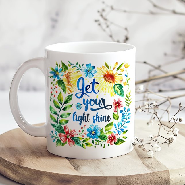 "Let your Light Shine" Boho Colorful Wildblommor Kaffemugg ("Let Your Light Shine" Boho Colorful Wildflowers Coffee Mug on a boho kitchen table with dry flowers)