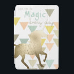 Leta efter Guld Unicorn i Magic Dagaily iPad Mini Skydd<br><div class="desc">June Erica Vess är en contemporary konstnär som kärlek till använda linjer, mönster och pulserande färg i sina målningar. Den här roligten har World Art Group officiellt godkänt gigantiska utskrifter med en enmajsilhuett i guld och ett motiverat citat. Den söta, färglösa mönster, jublande enmajscitatet och det inspirerande citatet "Du är...</div>