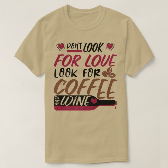 Leta inte efter Kärlek, leta efter kaffe och Vin P T Shirt (Design framsida)