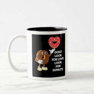 Leta inte efter kärlek och leta efter donuts Två-Tonad mugg