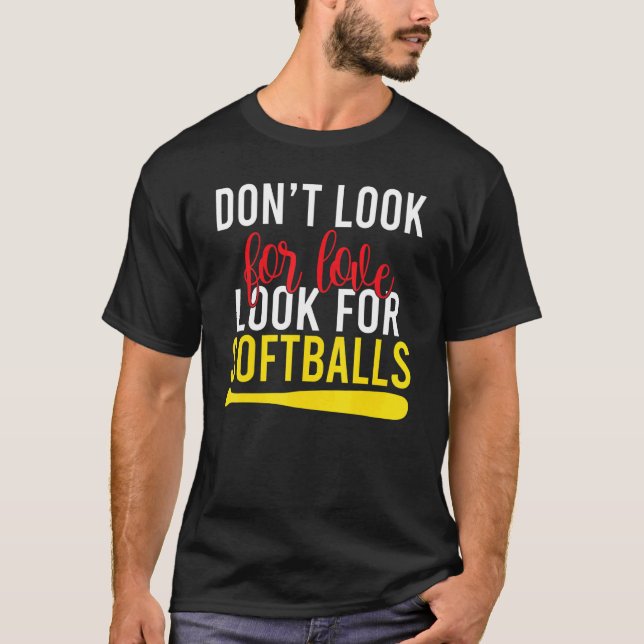Leta inte efter Kärlek och leta efter softbullar T Shirt (Framsida)