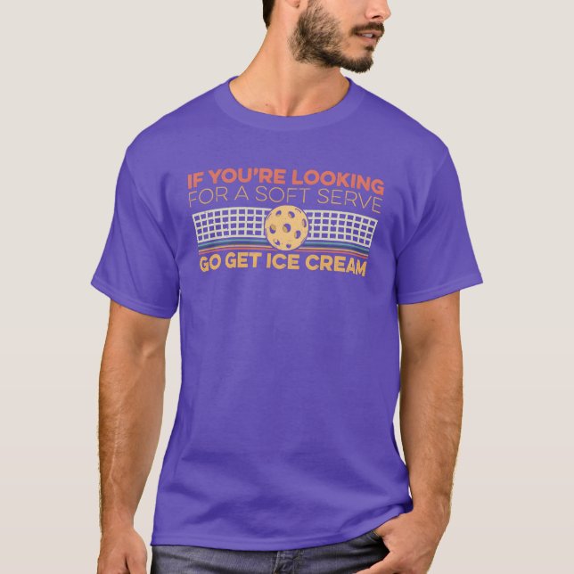 letar efter en mjuk servering Rollig Pickleball Sp T Shirt (Framsida)