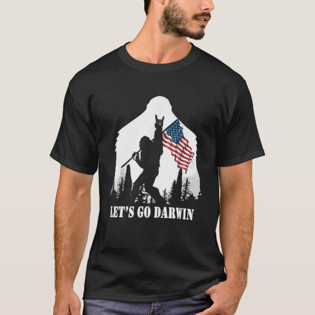 Let's Go Darwin Bigfoot American Flag T Shirt (Framsida)