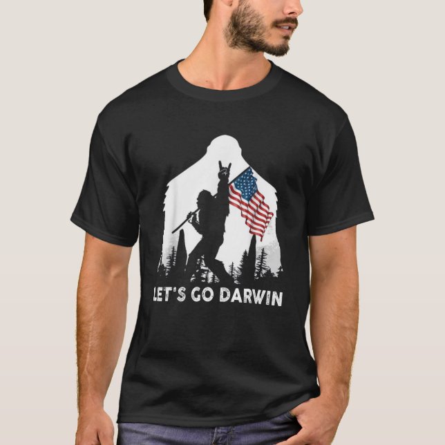 Let's Go Darwin Camping Bigfoot Rock And Roll US F T Shirt (Framsida)