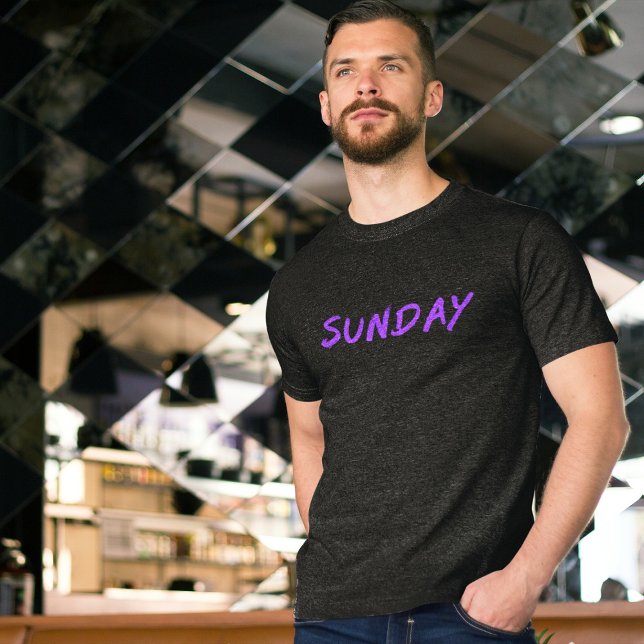 Lettering Design ‘Sunday’ in Purple T Shirt (Skapare uppladdad)