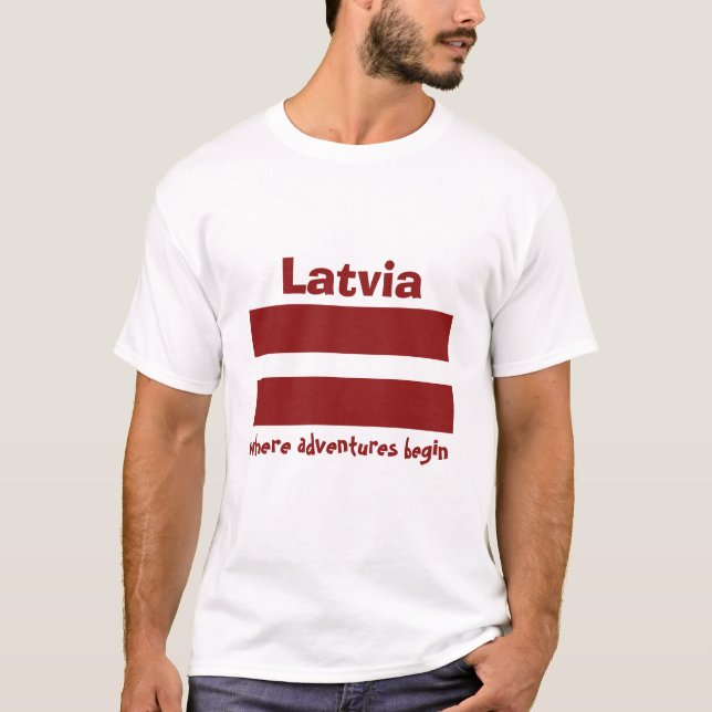 Lettland Flagga+Karta+Text T-Shirt (Framsida)