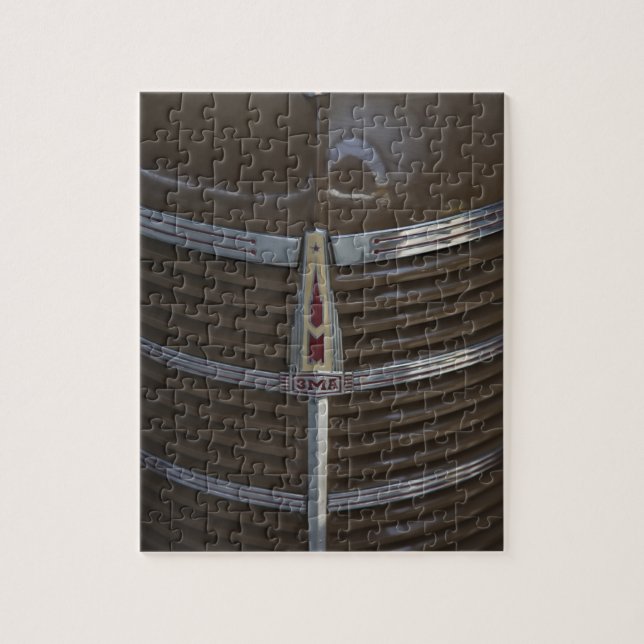 Lettland, Riga, Riga Motor Museum, huva ornament Pussel (Vertikal)