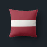 Lettlands flagga kudde<br><div class="desc">Lettlands patriotiska flagga.</div>
