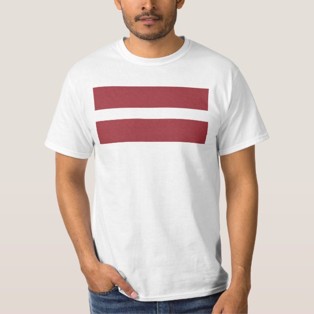 Lettlands flagga t shirt (Framsida)