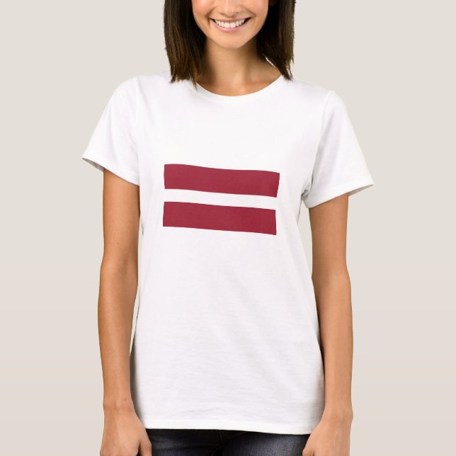 Lettlands flagga t shirt (Framsida)