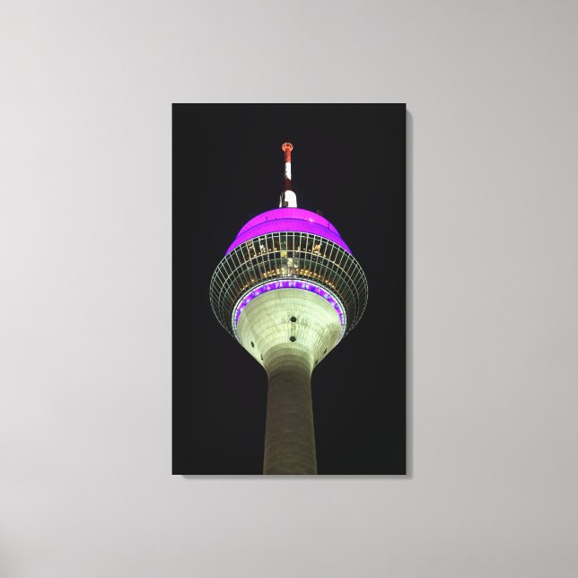 Leuchtender Düsseldorfer Rheinturm bei Nacht Canvastryck (Framsida)