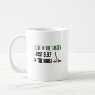 Lev i trädgården och sov bara i huset kaffemugg