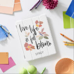 Lev livstid i Motiveringsoffert för Fullt Bloom iPad Skydd<br><div class="desc">Ett upplyftande budskap med denna moderna utformning med förenklade löv och blommigtar i en blandning av söt pastel färg och elegant svart typografi Live Life In Fullt Bloom på en vit bakgrund som kan ändras till en annan om du så önskar. Anpassa enkelt med ditt namn.</div>