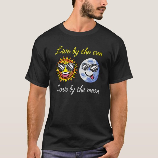 Levande av Sol Kärlek av Måne-stiftelsen T Shirt (Framsida)