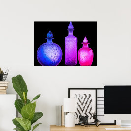 Levande färgade glasparfymflaskor på en vägg poster