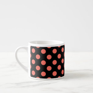 Levande korall polka dots på svart espressomugg