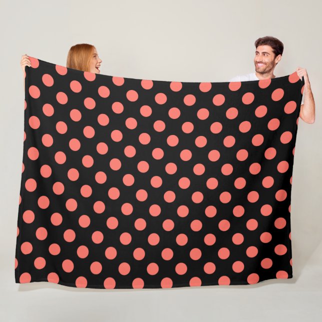 Levande korall polka dots på svart fleecefilt (På plats)