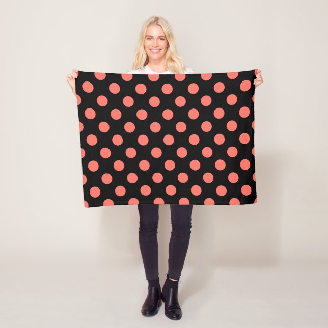 Levande korall polka dots på svart fleecefilt (På plats)