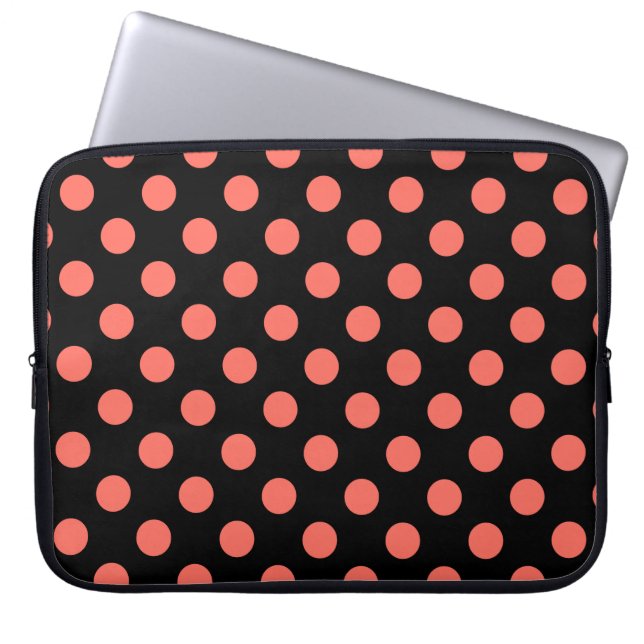 Levande korall polka dots på svart laptop fodral (Framsidan)