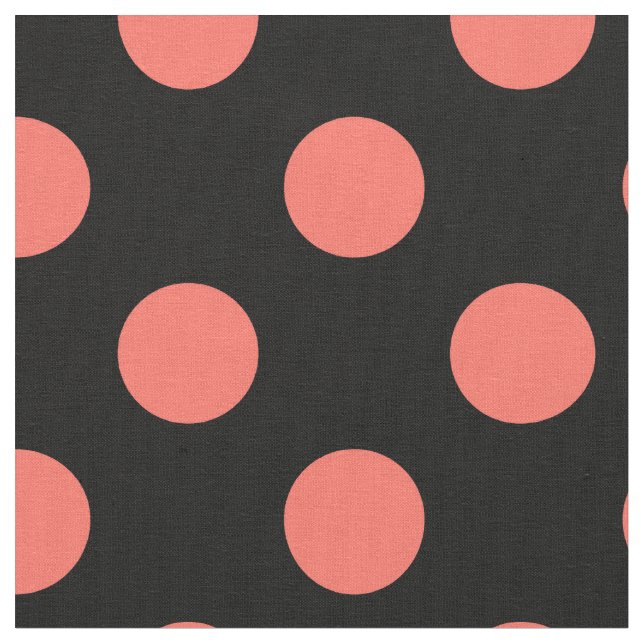 Levande korall polka dots på svart tyg (Närbild)