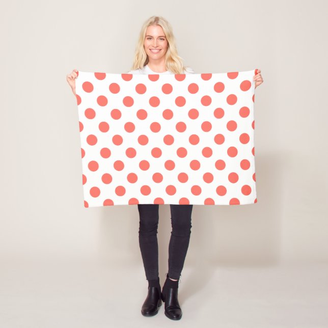 Levande korall polka dots på vitt fleecefilt (På plats)