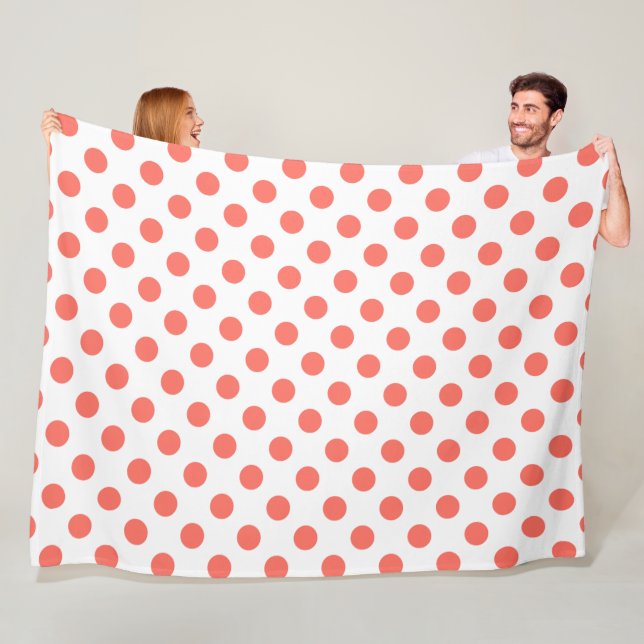 Levande korall polka dots på vitt fleecefilt (På plats)
