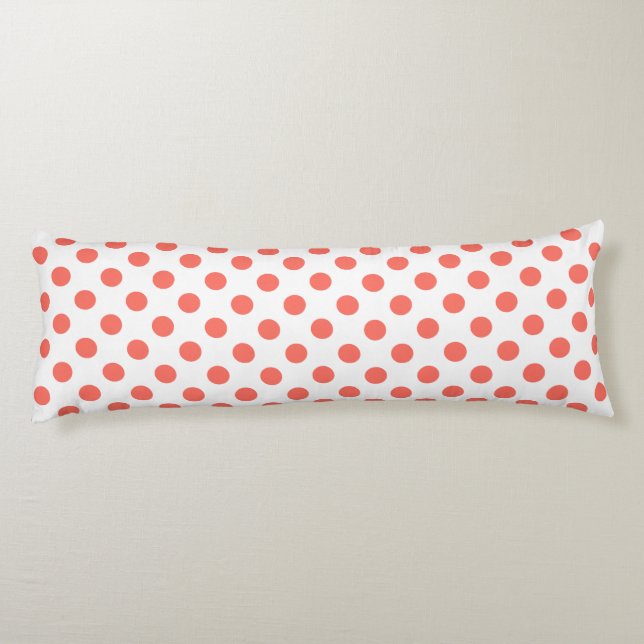 Levande korall polka dots på vitt kroppskudde (Baksidan)
