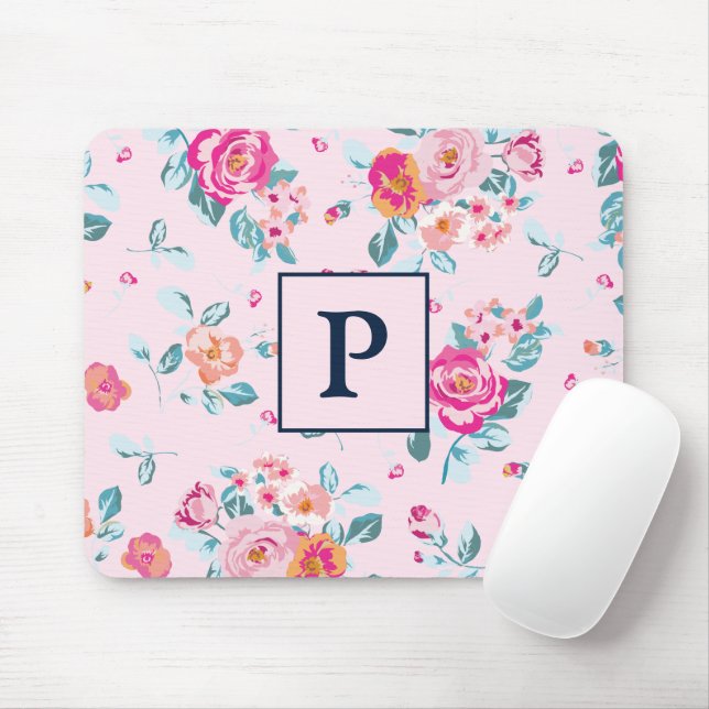 Levande rosa rosor blommig på rodnad monogram musmatta (Med mus)