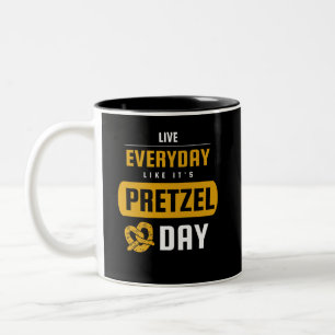 Levande vardag som Pretzel-dagen 26 april Två-Tonad Mugg
