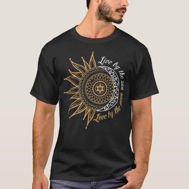 Levande vid sol, kärlek vid måne t shirt (Framsida)