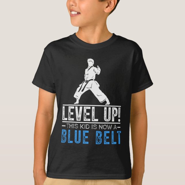 Level Up! This Kid Is Now A Blue Belt Karate Award T Shirt (Framsida)