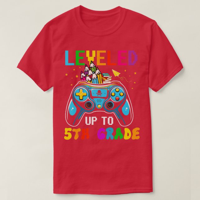 Leveled Up To 5th Grade Game Controllers  Students T Shirt (Design framsida)