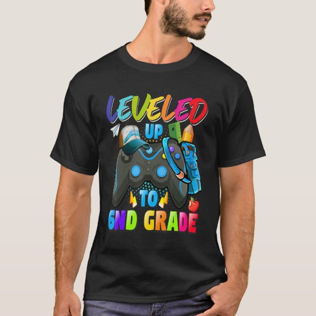Leveled Up To 6nd Grade Gamer Back To School First T Shirt (Framsida)