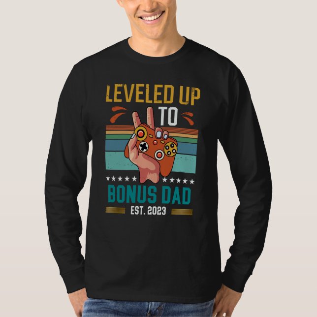 Leveled Up to Bonus Dad 2023 New Stepdad Gamer T Shirt (Framsida)