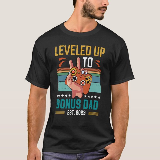 Leveled Up to Bonus Dad 2023 New Stepdad Gamer T Shirt (Framsida)
