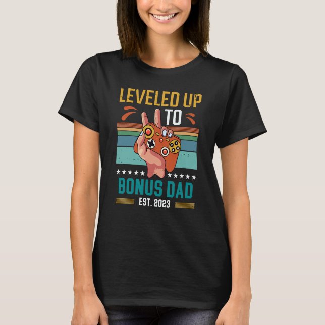 Leveled Up to Bonus Dad 2023 New Stepdad Gamer T Shirt (Framsida)