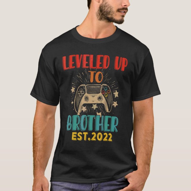 Leveled Up To Brother Est 2022  Gamer Expecting Ba T Shirt (Framsida)
