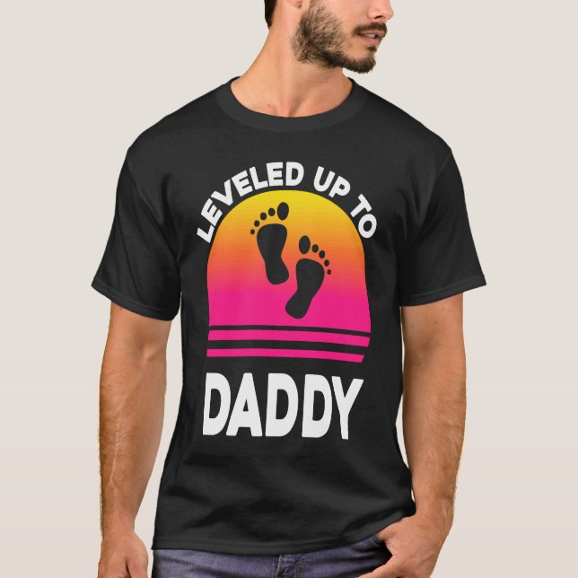Leveled Up to Daddy Soon to be Dad Father  T T Shirt (Framsida)