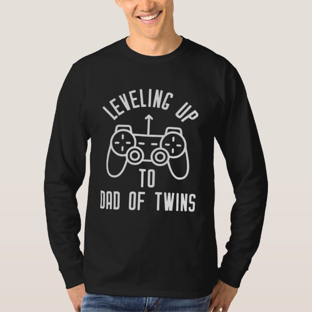 Leveling Up To Dad Of Twins Gamer T Shirt (Framsida)