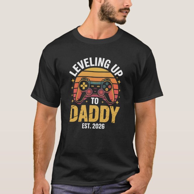 Leveling Up to Daddy Est 2026 Gamer Dad funny T Shirt (Framsida)