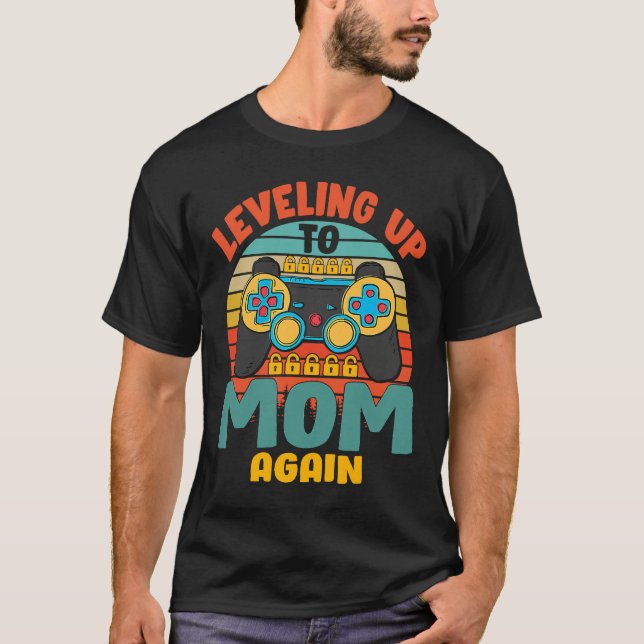 Leveling Up To Mom Again Pregnancy Announcement T Shirt (Framsida)