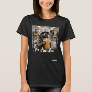 Lever här nu tvättbjörn lunchdamen första dagen ti t shirt