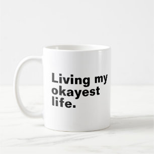 Lever mitt okayest liv. Lustigt grundläggande text Kaffemugg