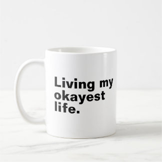 Lever mitt okayest liv. Lustigt grundläggande text Kaffemugg