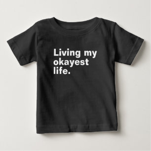 Lever mitt okayest liv. Lustigt grundläggande text T Shirt