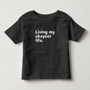 Lever mitt okayest liv. Lustigt grundläggande text T Shirt