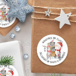 Levererad av Santa and Reindeer Runt Klistermärke<br><div class="desc">Julklistermärken,  för barn med texten "omslutna av älvar,  levererade av Santa & renar",  i sikal typografi,  som du kan redigera om du vill. Den söta illustrationen av vattenfärgen har Jultomten med renar och sömn fylld med presenter.</div>