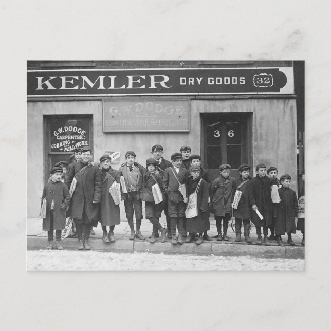 Levererar söndagstidningar, 1909 vykort (Framsida)